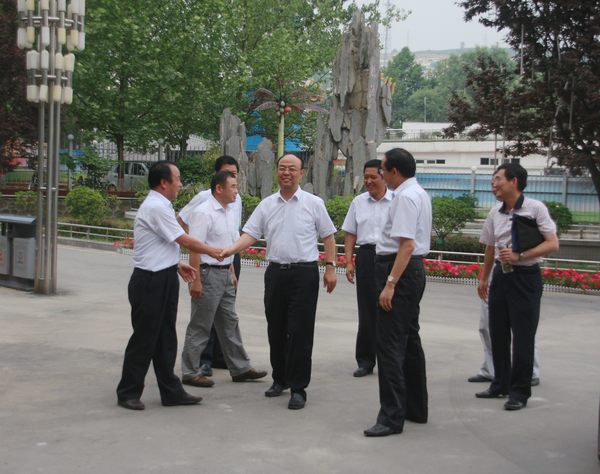 下石節(jié)礦黨政領(lǐng)導(dǎo)熱烈歡迎公司黨委書(shū)記黃河一行深入該礦檢查指導(dǎo)工作
