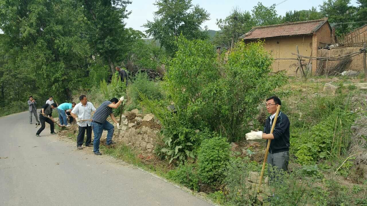 廣大干群齊動(dòng)手清理雜物，勞動(dòng)熱情高漲