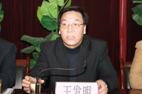 銅川礦業(yè)公司紀(jì)委副書記、銅川市預(yù)防職務(wù)犯罪工作網(wǎng)絡(luò)中心副主任王發(fā)明同志在會上講話