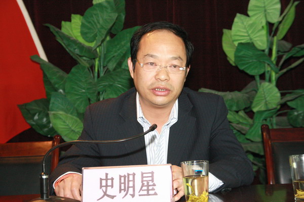 銅川市人民檢察院預(yù)防職務(wù)犯罪處處長史明星同志進行知識講座