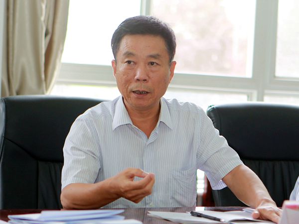 陜煤團公司董事、副總經(jīng)理閔龍在會上講話