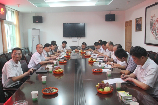 陜煤化實(shí)業(yè)集團(tuán)的工作人員發(fā)放測(cè)評(píng)表進(jìn)行服務(wù)滿(mǎn)意度調(diào)查