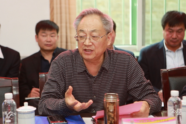 中煤政研會(huì)秘書長李演珍主持會(huì)議 中煤政研會(huì)秘書長李演珍主持會(huì)議