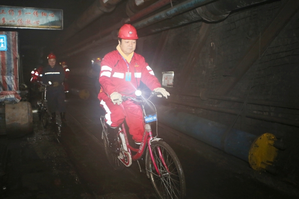 檢查組領(lǐng)導親身感受在井下騎自行車的便捷
