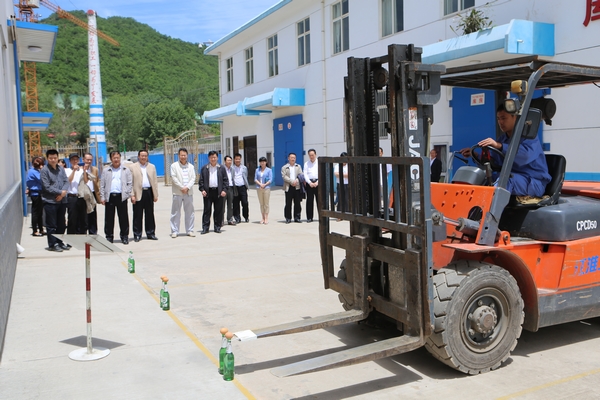 省總工會領導現(xiàn)場觀摩職工技能演練——叉車挑雞蛋 省總工會領導現(xiàn)場觀摩職工技能演練——叉車挑雞蛋