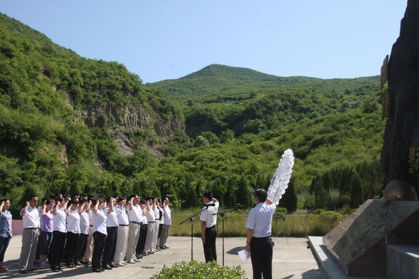 廣大干部職工在安全警示紀(jì)念碑前齊頌安全誓詞 廣大干部職工在安全警示紀(jì)念碑前齊頌安全誓詞