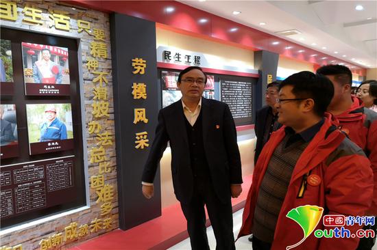 采風(fēng)團(tuán)成員參觀下石節(jié)煤礦。閻夢(mèng)圓　攝
