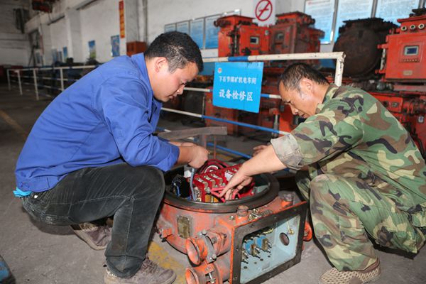 機(jī)電車間電修工徐庭軍和徒弟正在檢修開(kāi)關(guān) 機(jī)電車間電修工徐庭軍和徒弟正在檢修開(kāi)關(guān)