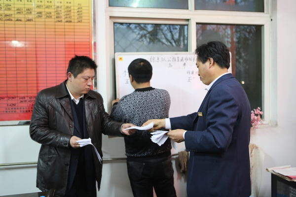 工作人員現(xiàn)場計票