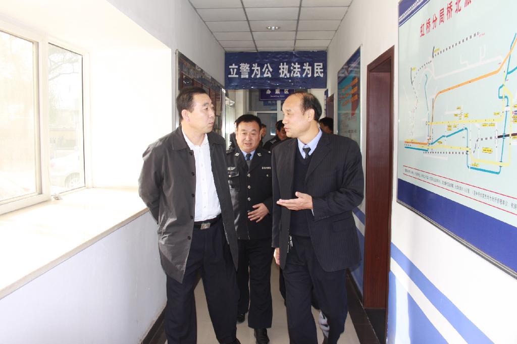 銅川市人民政府市長助理、市局黨委書記、局長高毅（左一）深入虹橋分局檢查基層派出所建設(shè)