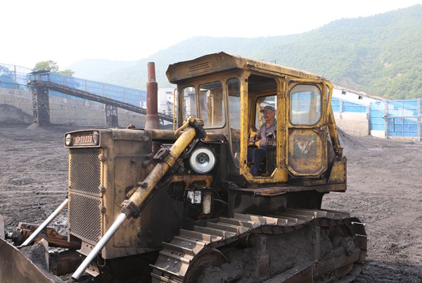 選運(yùn)區(qū)推土機(jī)司機(jī)闞會(huì)明正在進(jìn)行推煤作業(yè) 選運(yùn)區(qū)推土機(jī)司機(jī)闞會(huì)明正在進(jìn)行推煤作業(yè)