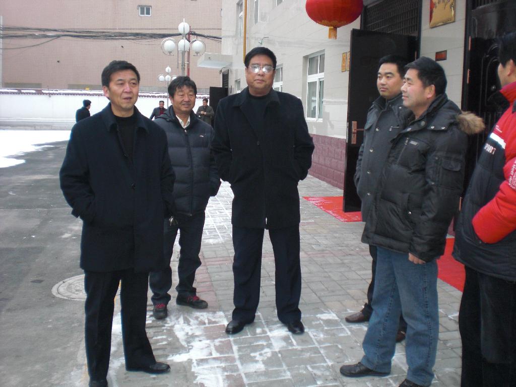 李先鋒總經(jīng)理代表公司黨政對(duì)事務(wù)中心干部職工進(jìn)行慰問(wèn)并講話 李先鋒總經(jīng)理代表公司黨政對(duì)事務(wù)中心干部職工進(jìn)行慰問(wèn)并講話