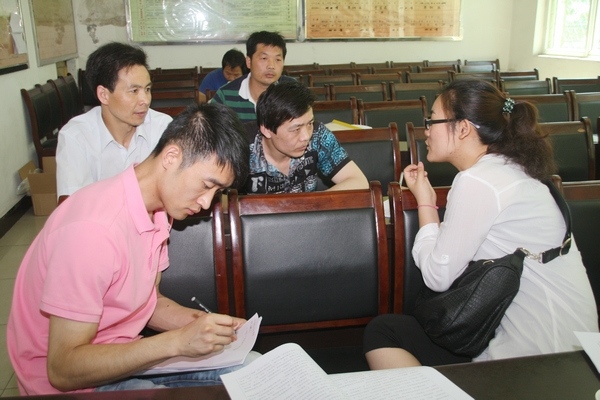 記者采訪該礦榮獲“全國優(yōu)秀班組”的綜掘一隊生產(chǎn)三班的干部職工 記者采訪該礦榮獲“全國優(yōu)秀班組”的綜掘一隊生產(chǎn)三班的干部職工