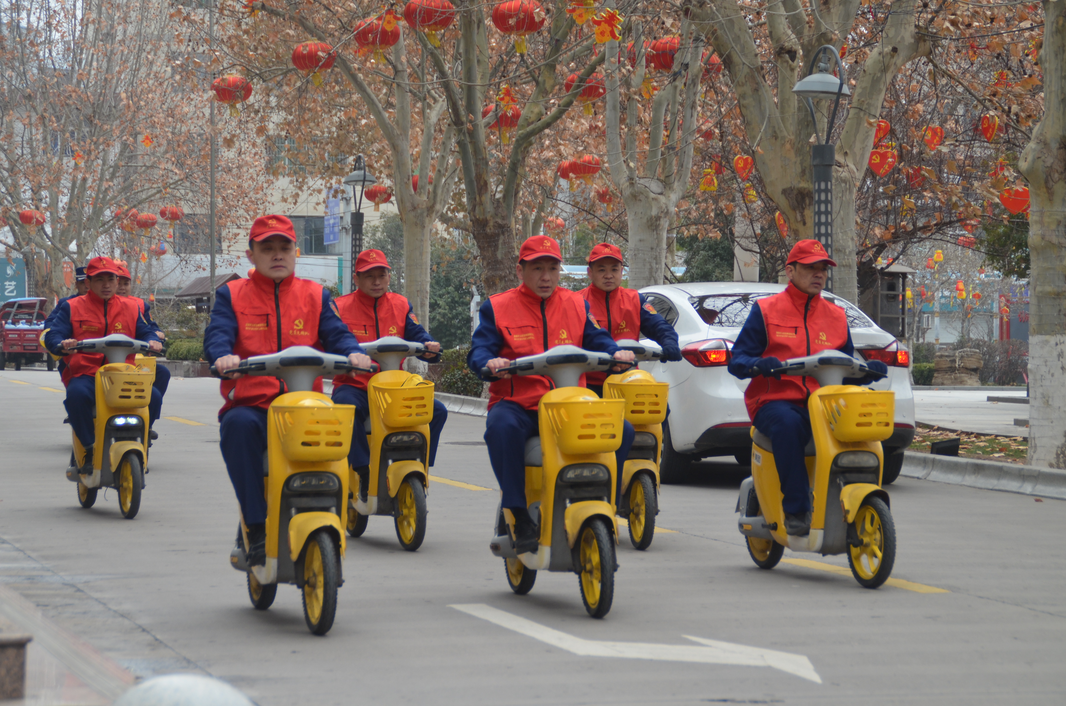 公司團(tuán)委組織青年志愿者在市區(qū)宣傳綠色出行、文明出行志愿服務(wù)活動